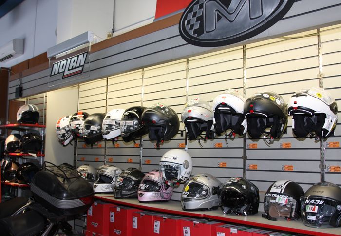 Τα τρία κράνη-δώρα του διαγωνισμού ήταν μια προσφορά της εταιρείας ΜΠΑΞΕΒΑΝΗΣ Α.Ε..