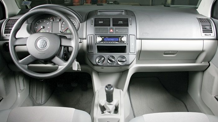 Προσεγμένη ποιότητα και συναρμογή των υλικών στο εσωτερικό που παραπέμπει σε αυτοκίνητο μεγαλύτερης κατηγορίας.