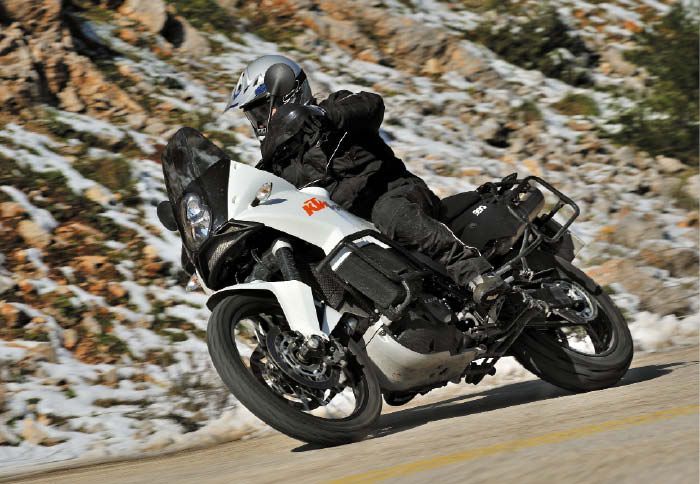 Το Adventure 990, παρουσιάστηκε για πρώτη φορά το 2006 προς αντικατάσταση του 950.
