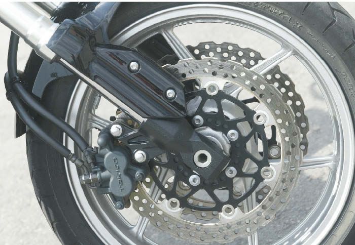 Τα φρένα είναι πολύ δυνατά και θα επιβραδύνουν γρήγορα το Versys ακόμη και από μεγάλες ταχύτητες. 