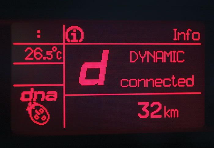 Ρυθμίζοντας το στιλ οδήγησης στη θέση Dynamic, αντιλαμβάνεσαι πλήρως ότι βρίσκεσαι μέσα σε μια Alfa Romeo. Ρυθμίζοντας το στιλ οδήγησης στη θέση Dynamic, αντιλαμβάνεσαι πλήρως ότι βρίσκεσαι μέσα σε μια Alfa Romeo.
