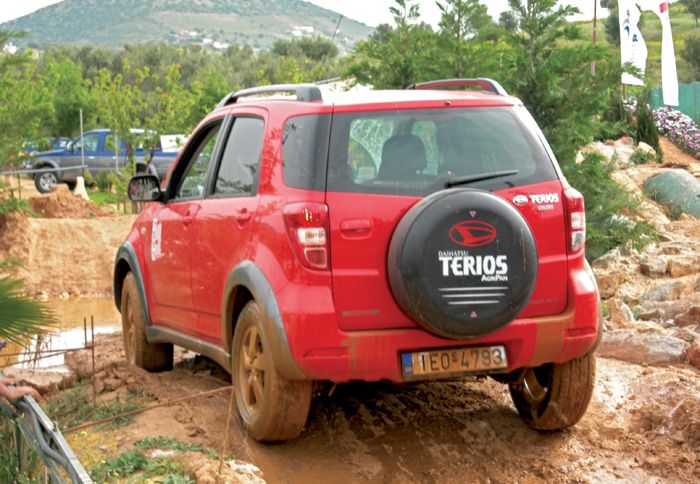 Το Terios θα κινηθεί με ευκολία σε όλα τα εδάφη χωρίς να προβληματίσει τον οδηγό. Το Terios θα κινηθεί με ευκολία σε όλα τα εδάφη χωρίς να προβληματίσει τον οδηγό.