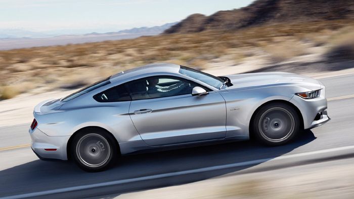 Η entry-level (από άποψη ισχύος) έκδοση της νέας Mustang φέρει κάτω από το «μυώδες» καπό της ένα V6 σύνολο 3,7 λίτρων, του οποίου η ισχύς είναι 303 ίπποι, ενώ η ροπή του ανέρχεται στα 379 Nm.