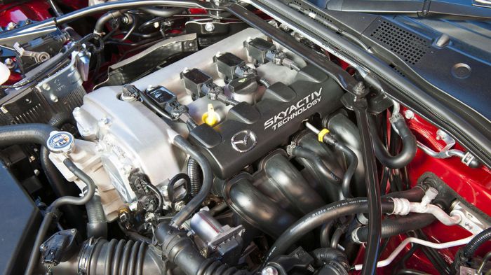 Το νέο Mazda MX-5 εξοπλίζεται με SKYACTIV-G σύνολα βενζίνης χωρητικότητας 1,5 και 2,0 λίτρων.