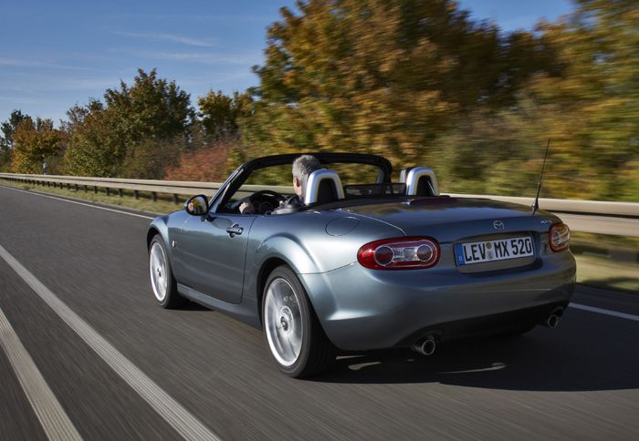 Το ανανεωμένο Mazda MX-5 διαθέτει καλύτερη κατανομή βάρους και βελτιωμένη απόκριση στο γκάζι. Το ανανεωμένο Mazda MX-5 διαθέτει καλύτερη κατανομή βάρους και βελτιωμένη απόκριση στο γκάζι.