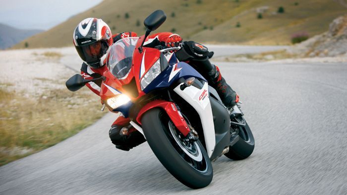 Πριν κάνεις τα γρήγορα περάσματά σου στη στροφή, κάνε έναν έλεγχο για λακκούβες, λάδια ή εμπόδια.