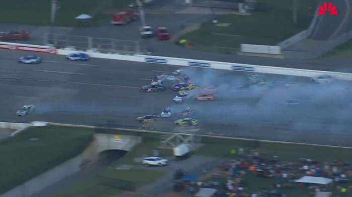 Nascar: 28 αυτοκίνητα τράκαραν στο μεγαλύτερο ατύχημα στην ιστορία Nascar: 28 αυτοκίνητα τράκαραν στο μεγαλύτερο ατύχημα στην ιστορία