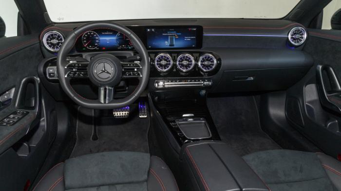 Στην οθόνη αφής της νέας Mercedes CLA δίνεται εύκολη πρόσβαση σε ποικίλες μα σημαντικές λειτουργίες (πλοήγηση, πολυμέσα, τηλέφωνο). Στην οθόνη αφής της νέας Mercedes CLA δίνεται εύκολη πρόσβαση σε ποικίλες μα σημαντικές λειτουργίες (πλοήγηση, πολυμέσα, τηλέφωνο).