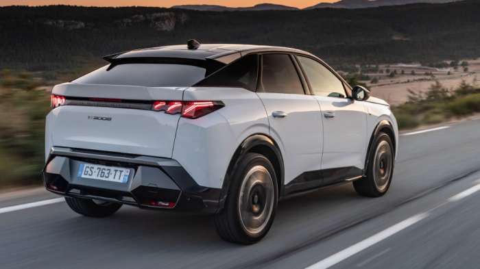 Βασική έκδοση κινητήρα του 3008 είναι η Hybrid που αποτελείται από έναν μικρό ηλεκτροκινητήρα και τον γνώριμο 1,2 τούρμπο. Η συνδυαστική ισχύς είναι 136 άλογα. Το plug-in έχει μεγάλη μπαταρία (21 kW), όπως και το ηλεκτρικό που υπόσχεται αυτονομία πάνω από 500 χλμ.. Βασική έκδοση κινητήρα του 3008 είναι η Hybrid που αποτελείται από έναν μικρό ηλεκτροκινητήρα και τον γνώριμο 1,2 τούρμπο. Η συνδυαστική ισχύς είναι 136 άλογα. Το plug-in έχει μεγάλη μπαταρία (21 kW), όπως και το ηλεκτρικό που υπόσχεται αυτονομία πάνω από 500 χλμ..