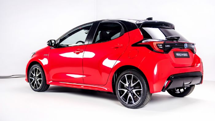 Κοντύτερο, φαρδύτερο και χαμηλότερο, το νέο Toyota Yaris συνδυάζει τις νέες αναλογίες με αιχμηρή σχεδίαση για να τραβήξει με επιτυχία τα βλέμματα. 