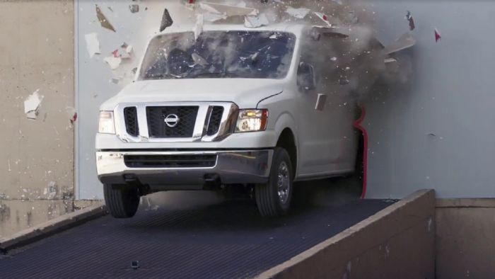 Το Nissan NV Cargo που εμφανίστηκε μπροστά του, δεν είναι ένα τυχαίο βαν, αλλά το κορυφαίο NV3500 HD, με κινητήρα V8 5,6 λτ. απόδοσης 317 PS.