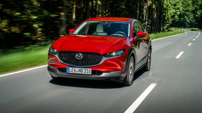 Το CX-30 είναι η νέα crossover πρόταση της Mazda, που ήρθε να τοποθετηθεί ακριβώς ανάμεσα στo μικρό CX-3 και στο CX-5 διαθέτοντας κομψό σχεδιασμό, ευχάριστα οδικά χαρακτηριστικά και premium φιλοσοφία.