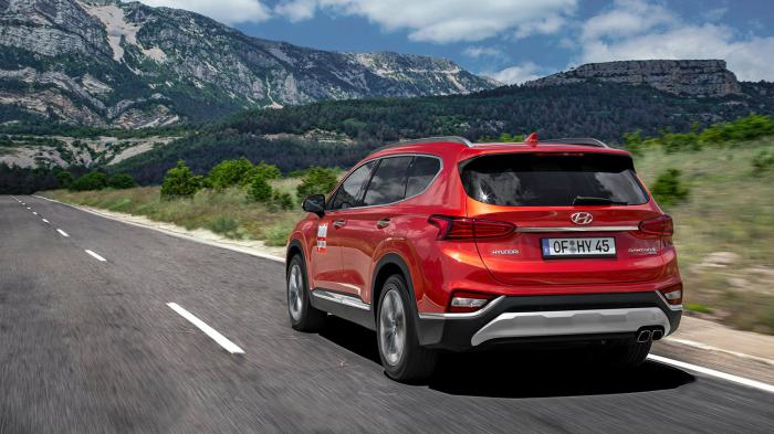 Στο δρόμο είναι εμφανής η στόχευση του νέου Hyundai Santa Fe για άνετες μετακινήσεις με υψηλή ποιότητα κύλισης.