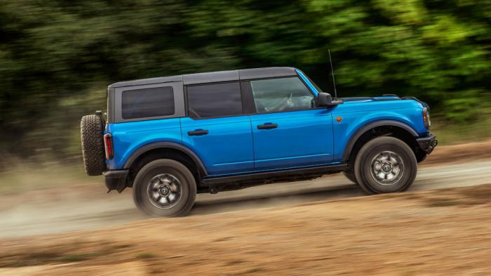 Οι σχεδιαστές της Ford εμπνεύστηκαν πάλι από το Bronco του 1966, υιοθετώντας τις αναλογίες του και φέρνοντας στο σήμερα όλα τα υπόλοιπα στοιχεία του. Οι σχεδιαστές της Ford εμπνεύστηκαν πάλι από το Bronco του 1966, υιοθετώντας τις αναλογίες του και φέρνοντας στο σήμερα όλα τα υπόλοιπα στοιχεία του.