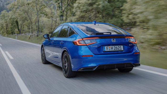 Το νέο Honda Civic βαδίζει σε πιο ήπια σχεδιαστικά μονοπάτια, διατηρώντας ωστόσο ένα ντιζάιν που το κάνει να ξεχωρίζει από μακριά.