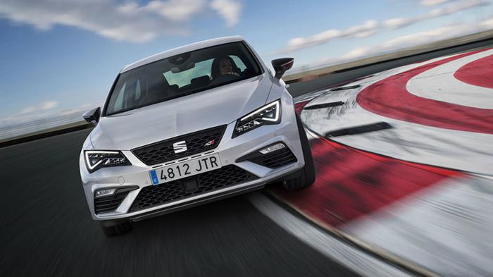 Πιο δυναμική όψη απέκτησε το SEAT Leon CUPRA χάρη στα νέα φώτα και τις μεγαλύτερες εισαγωγές αέρα μπροστά. Πιο δυναμική όψη απέκτησε το SEAT Leon CUPRA χάρη στα νέα φώτα και τις μεγαλύτερες εισαγωγές αέρα μπροστά.