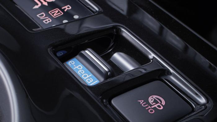Το εικονιζόμενο e-pedal του Nissan Leaf ενεργοποιεί την πιο δυνατή ανάκτηση ενέργειας, η οποία προσφέρει παράλληλα έντονη επιβράδυνση ώστε να είναι δυνατή με οδήγηση με ένα πεντάλ.