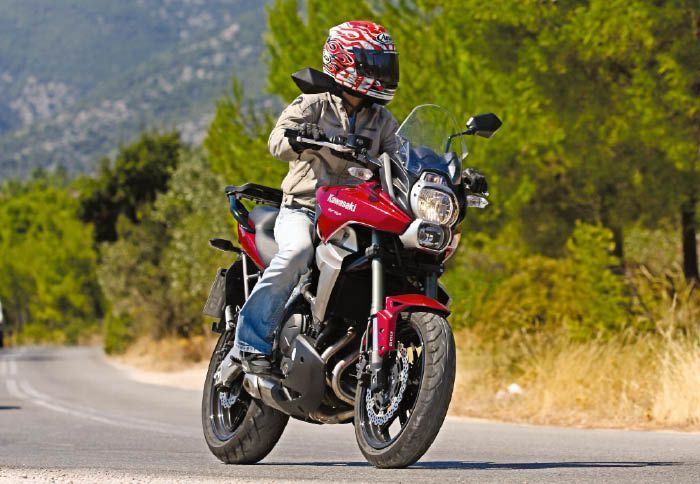 Το Versys είναι ένας πραγματικός χαμαιλέοντας, καθώς κινείται ανάμεσα στα όρια ενός σκληροτράχηλου on-off και ενός πρακτικού και εκρηκτικού street.
