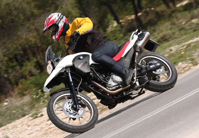 Οι αναρτήσεις του BMW G 650 GS είναι σχετικά μαλακές και μπορούν να ρυθμιστούν ως προς την προφόρτιση.