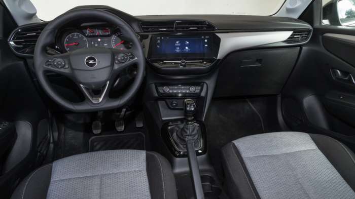 Το πάνω μέρος της καμπίνας του Opel Corsa καλύπτεται από μαλακό υλικό και φέρει τους αεραγωγούς, ενώ από κάτω ακριβώς στο κέντρο του ταμπλό βρίσκεται η οθόνη αφής. Το πάνω μέρος της καμπίνας του Opel Corsa καλύπτεται από μαλακό υλικό και φέρει τους αεραγωγούς, ενώ από κάτω ακριβώς στο κέντρο του ταμπλό βρίσκεται η οθόνη αφής.