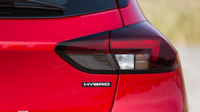 Στο πίσω μέρος, το λογότυπο «Hybrid» υποδηλώνει την «εξηλεκτρισμένη» προέλευση του μοντέλου.