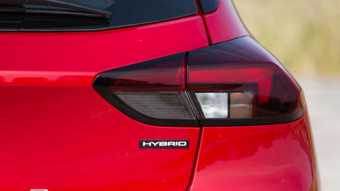Στο πίσω μέρος, το λογότυπο «Hybrid» υποδηλώνει την «εξηλεκτρισμένη» προέλευση του μοντέλου. Στο πίσω μέρος, το λογότυπο «Hybrid» υποδηλώνει την «εξηλεκτρισμένη» προέλευση του μοντέλου.