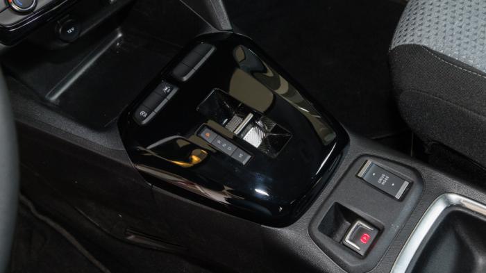 Η ανανέωση του Corsa φέρνει μπουτόν για την αλλαγή στις ταχύτητες (αντί του joystick), στο νέο αυτόματο 6-τάχυτο κιβώτιο διπλού συμπλέκτη eDCT6. Η ανανέωση του Corsa φέρνει μπουτόν για την αλλαγή στις ταχύτητες (αντί του joystick), στο νέο αυτόματο 6-τάχυτο κιβώτιο διπλού συμπλέκτη eDCT6.