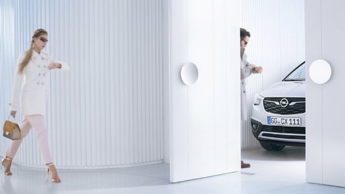 Όπως βλέπουμε στο teaser που αναρτήθηκε στα social media, το Opel Crossland X αντλεί τη σχεδιαστική του έμπνευση από τον μικρότερό του «αδελφό», το Mokka X.