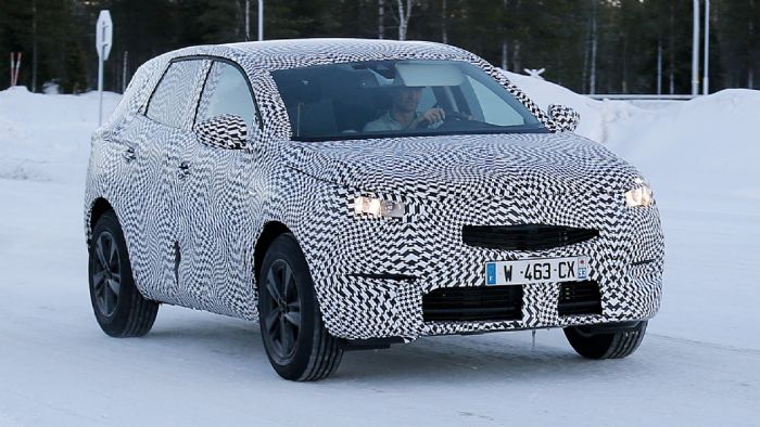 Για πρώτη φορά το Opel Grandland X συνελήφθη από το φωτογραφικό φακό, αν και το εκτεταμένο καμουφλάζ δεν επέτρεψε να φανούν πολλά από τη μορφή του.