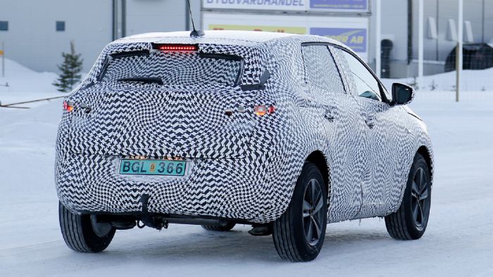Το Opel Grandland X θα έχει μήκος περίπου 4,5 μέτρων, ενώ χάρη στη συμφωνία με τον όμιλο PSA θα στηθεί πάνω στην πλατφόρμα EMP2 των Γάλλων, την οποία και θα μοιράζεται με τα Peugeot 3008 και 5008. 