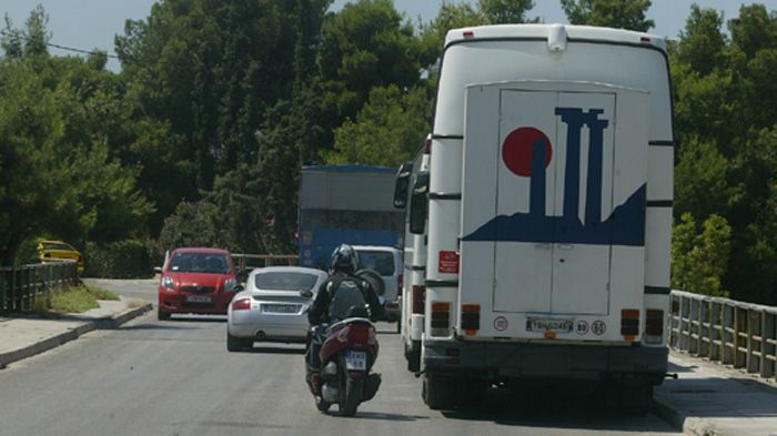 Όταν ένα ογκώδες όχημα βρίσκεται σταθμευμένο δεξιά, έχετε πάντα το νου σας για «κρυμμένους» πεζούς που μπορεί να διασχίσουν το δρόμο.