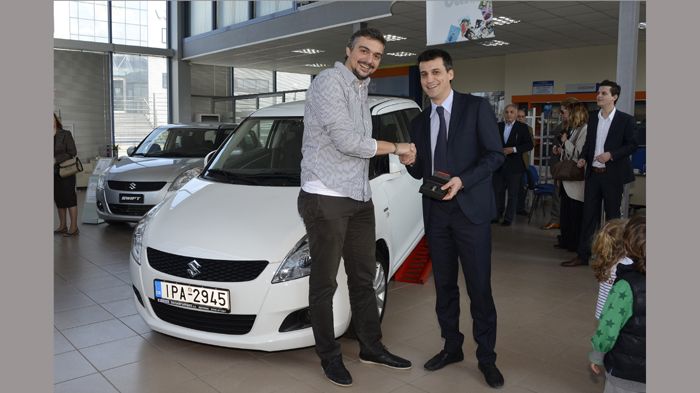 O κ.Γιώργος Παπαβραμίδης παραδίδει το Suzuki Swift στον κ. Γαβαλά Θεολόγο.