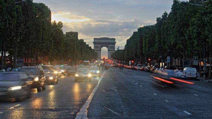 Το Παρίσι θέλει να διώξει τα μεγάλα SUV αυξάνοντας τα τέλη στάθμευσης 