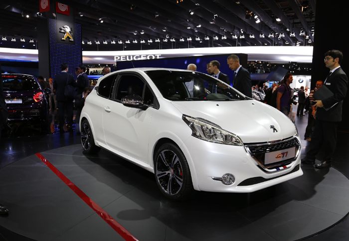 Το Peugeot 208 GTI φιλοδοξεί να προσφέρει έντονες οδηγικές συγκινήσεις, κρίνοντας από την ισχύ αλλά και το μειωμένο βάρος του.