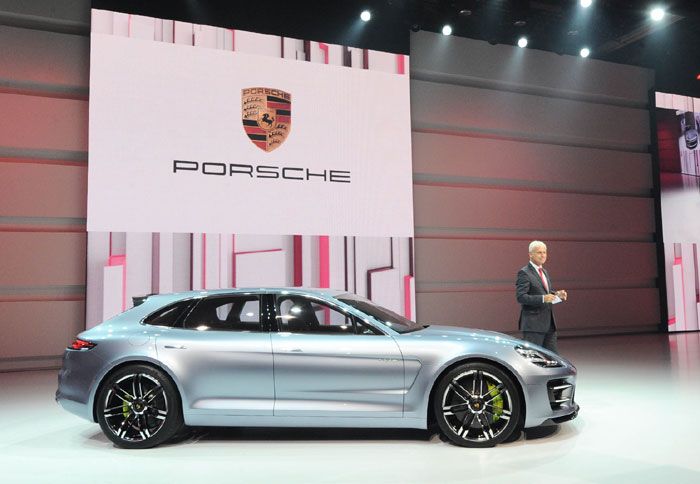H Porsche... τράβηξε την κουρτίνα στο Παρίσι, αποκαλύπτοντας ένα άκρως εντυπωσιακό πρωτότυπο.