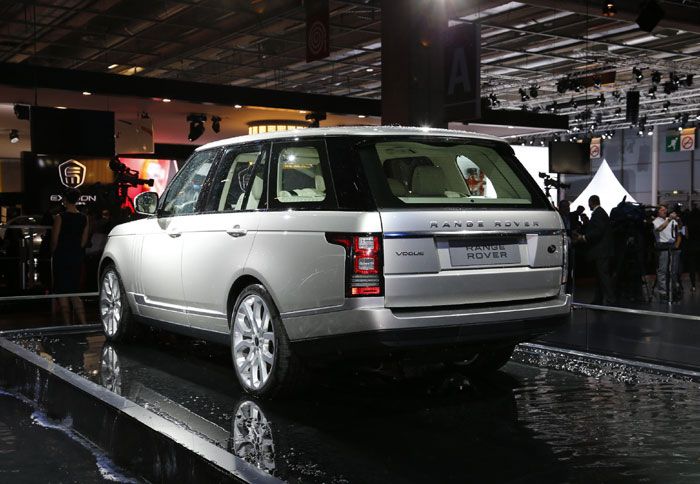 Το νέο Range Rover διαθέτει 10 εκατοστά μεγαλύτερο μεταξόνιο και επανασχεδιασμένη αερανάρτηση.