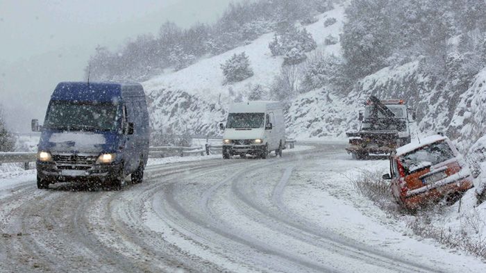 Συνεχίζονται τα προβλήματα στους δρόμους, από το κύμα κακοκαιρίας.