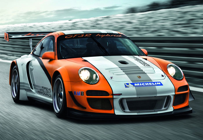 Η 911 GT3 R Hybrid έχει σύστημα που θυμίζει το KERS και τροφοδοτεί τους εμπρός τροχούς  