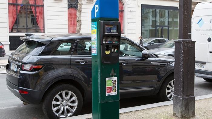 Ευρωπαϊκές πόλεις «πετσοκόβουν» τους οδηγούς SUV με αυξήσεις στην τιμή του πάρκινγκ