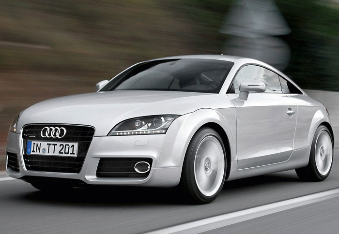 Το ανανεωμένο Audi TT έχει νέους προφυλακτήρες εμπρός/πίσω και LED φώτα ημέρας, καθώς και δυνατότερο δίλιτρο κινητήρα 