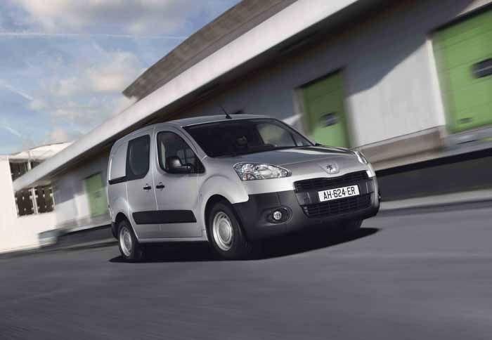 Το πλήρως ανανεωμένο Peugeot Partner Van θα προσφέρεται με νέους e-HDi πετρελαιοκινητήρες και εκδόσεις με 3θέσιο μπροστινό κάθισμα.