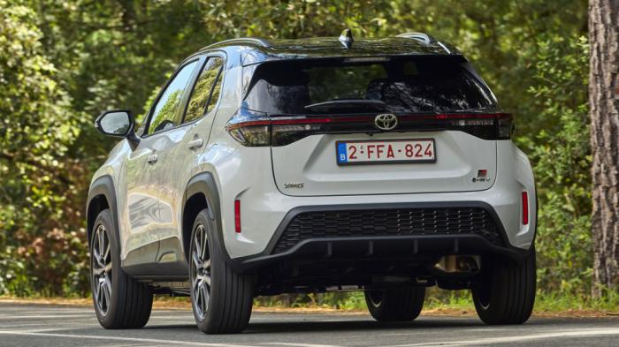 Στο δρόμο, το Toyota Yaris Cross ίναι ψηλό και βλέπεις πανοραμικά στις διασταυρώσεις (αν και το τιμόνι θα πέσει χαμηλά για τους άνω του 1,80 μ.), είναι ευέλικτο (10,6 μ. κύκλος στροφής), είναι εύχρηστο και αγχολυτικό (χάρη στα μαλακά πηδάλια και το αυτόματο κιβώτιο). Στο δρόμο, το Toyota Yaris Cross ίναι ψηλό και βλέπεις πανοραμικά στις διασταυρώσεις (αν και το τιμόνι θα πέσει χαμηλά για τους άνω του 1,80 μ.), είναι ευέλικτο (10,6 μ. κύκλος στροφής), είναι εύχρηστο και αγχολυτικό (χάρη στα μαλακά πηδάλια και το αυτόματο κιβώτιο).