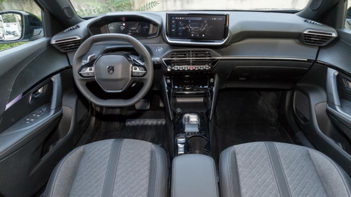 Στο κορυφαίο εξοπλιστικό πακέτο GT το Peugeot 2008 δέχεται την «πλήρη έκδοση» του i-Cockpit εσωτερικού με μία 10άρα οθόνη αφής και ίδιας επιφάνειας ψηφιακό καντράν, σε τρισδιάστατη (3D) διαμόρφωση. Στο κορυφαίο εξοπλιστικό πακέτο GT το Peugeot 2008 δέχεται την «πλήρη έκδοση» του i-Cockpit εσωτερικού με μία 10άρα οθόνη αφής και ίδιας επιφάνειας ψηφιακό καντράν, σε τρισδιάστατη (3D) διαμόρφωση.