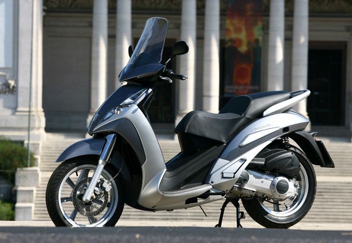 Εκπτώσεις από 500 έως 1.000 ευρώ προσφέρει η Peugeot σε όλα τα μοντέλα Geopolis και Satelis.