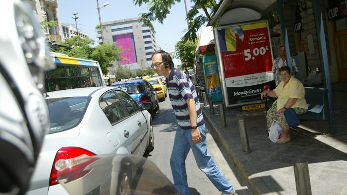 Οι αντιδράσεις ενός πεζού που «ψάχνεται» να διασχίσει το δρόμο είναι πάντα πιο γρήγορες από τις δικές σας. Ελαττώστε ταχύτητα για να είστε σίγουροι.