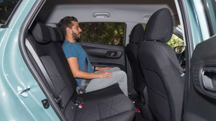 Με πλάτος πίσω καθίσματος στα 138,5 εκατοστά, Hyundai Bayon και Jeep Renegade είναι στην 1η θέση στην συγκεκριμένη μέτρηση, ανάμεσα σε κάθε άλλο μικρό SUV. Με πλάτος πίσω καθίσματος στα 138,5 εκατοστά, Hyundai Bayon και Jeep Renegade είναι στην 1η θέση στην συγκεκριμένη μέτρηση, ανάμεσα σε κάθε άλλο μικρό SUV.