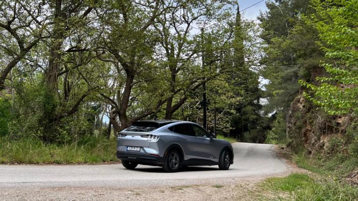 Η ηλεκτρική Mustang θα σε εκπλήξει με το πώς πλασάρεται σε μια στροφή και πόσα περιθώρια πρόσφυσης διαθέτει, με τον πίσω άξονα να είναι πάντα αυτός που ορίζει τη συμπεριφορά της. Η ηλεκτρική Mustang θα σε εκπλήξει με το πώς πλασάρεται σε μια στροφή και πόσα περιθώρια πρόσφυσης διαθέτει, με τον πίσω άξονα να είναι πάντα αυτός που ορίζει τη συμπεριφορά της.