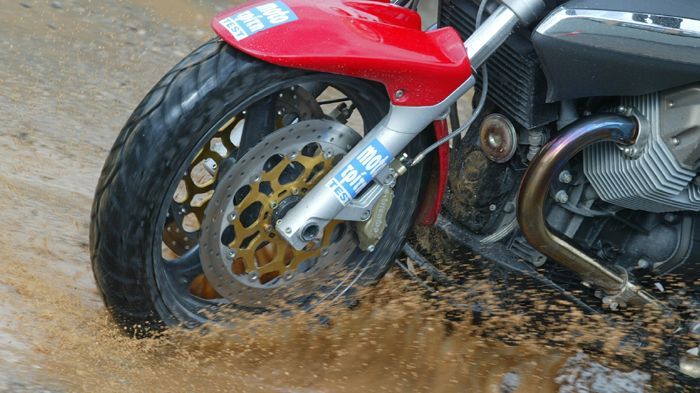 Σε πλημμυρισμένους δρόμους, ελαττώστε ταχύτητα και περάστε με σταθερό γκάζι.