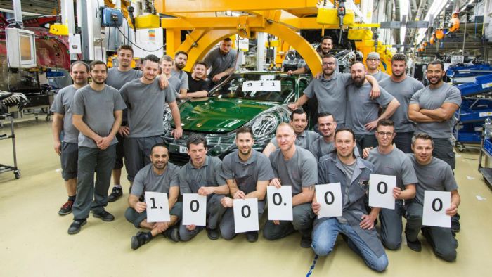Η υπ` αριθμόν 1.000.000 Porsche 911 βγήκε από το εργοστάσιο της εταιρείας στο Zuffenhausen. Πρόκειται για μία πράσινη Carrera S που γράφει ιστορία…