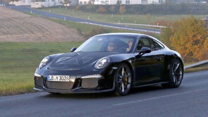 Η νέα Porsche 911 R θα είναι διαθέσιμη με τον ατμοσφαιρικό κινητήρα της 911 GT3, αλλά με χειροκίνητο κιβώτιο.